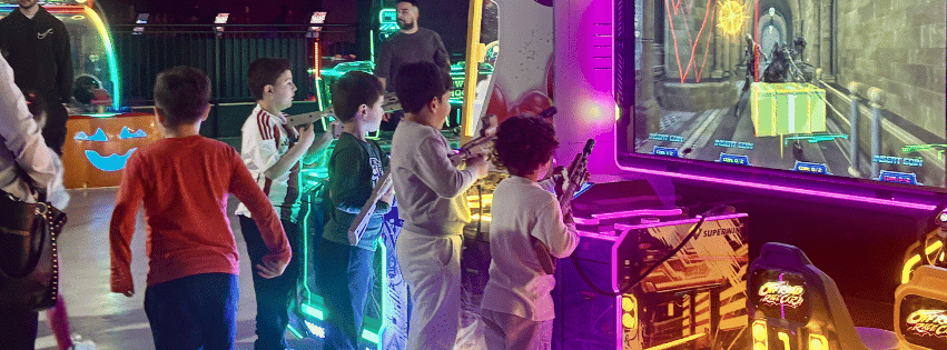 Familia celebrando cumpleaños en Miroko Park Estepona con bolera y decoración festiva